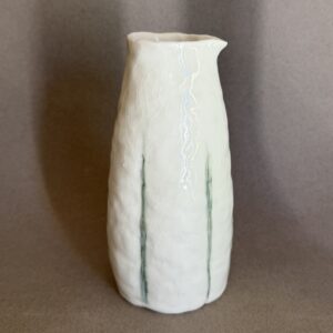 Pichet en porcelaine – Forme en fleur avec lignes vertes