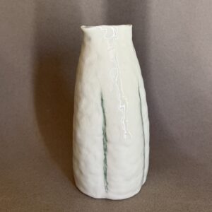 Pichet en porcelaine – Forme en fleur avec lignes vertes
