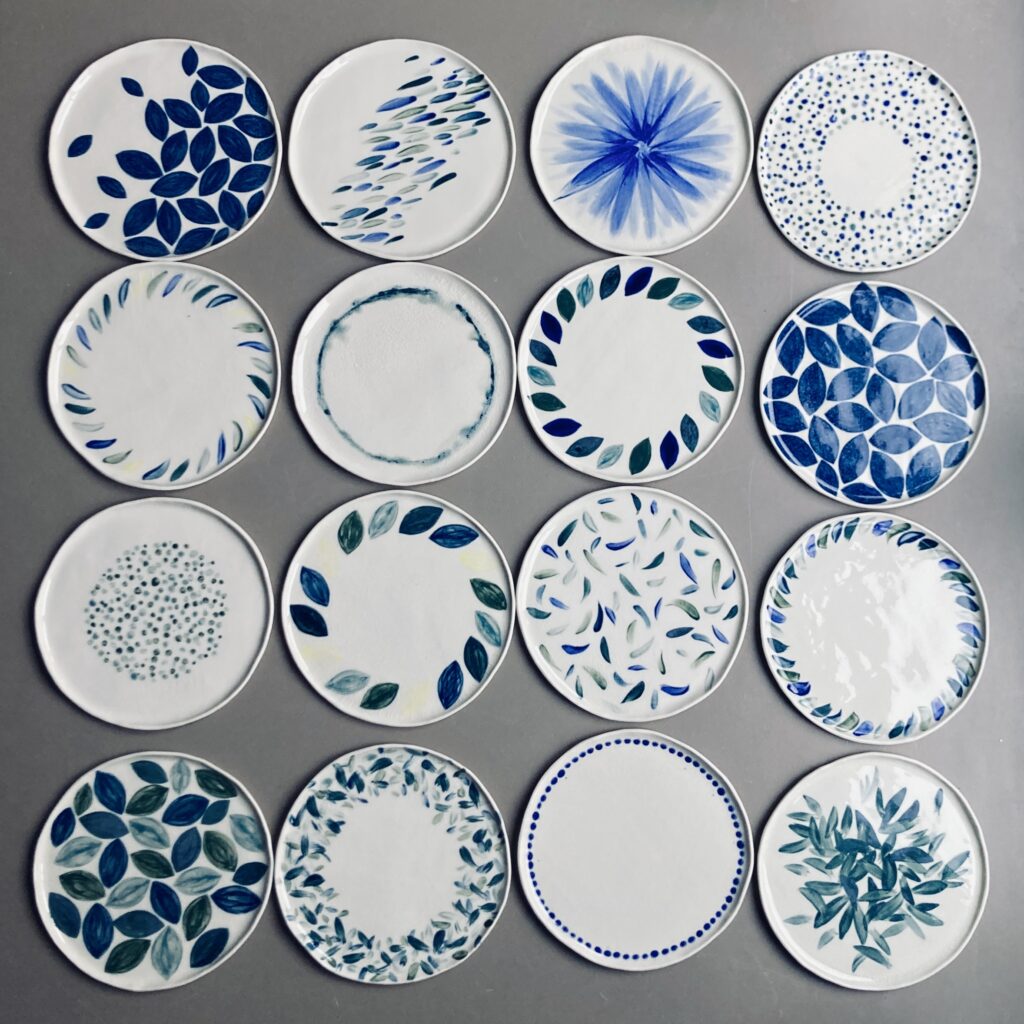 Assiettes en céramique dépareillées blanc et bleu créées par Martha Stahlkopf