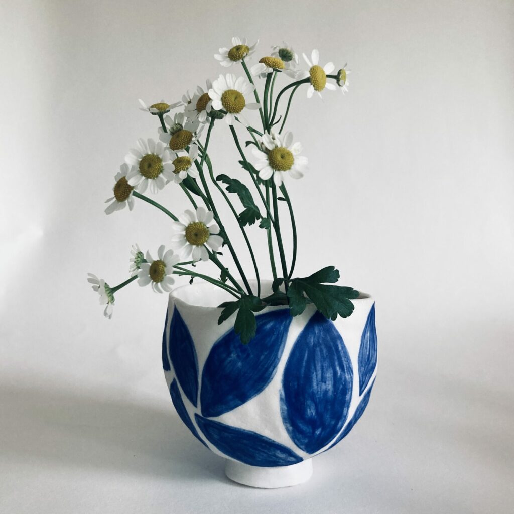Bol en céramique bleu et blanc aux motifs végétaux réalisé par Martha Stahlkopf, céramiste à Strasbourg