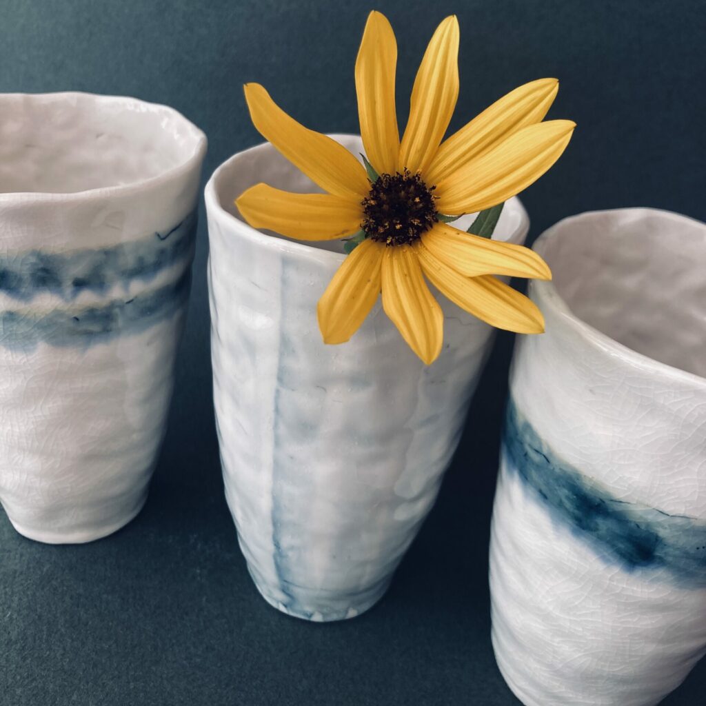 Grandes tasses en céramiques blanc et bleu de Martha Stahlkopf, céramiste à Strasbourg