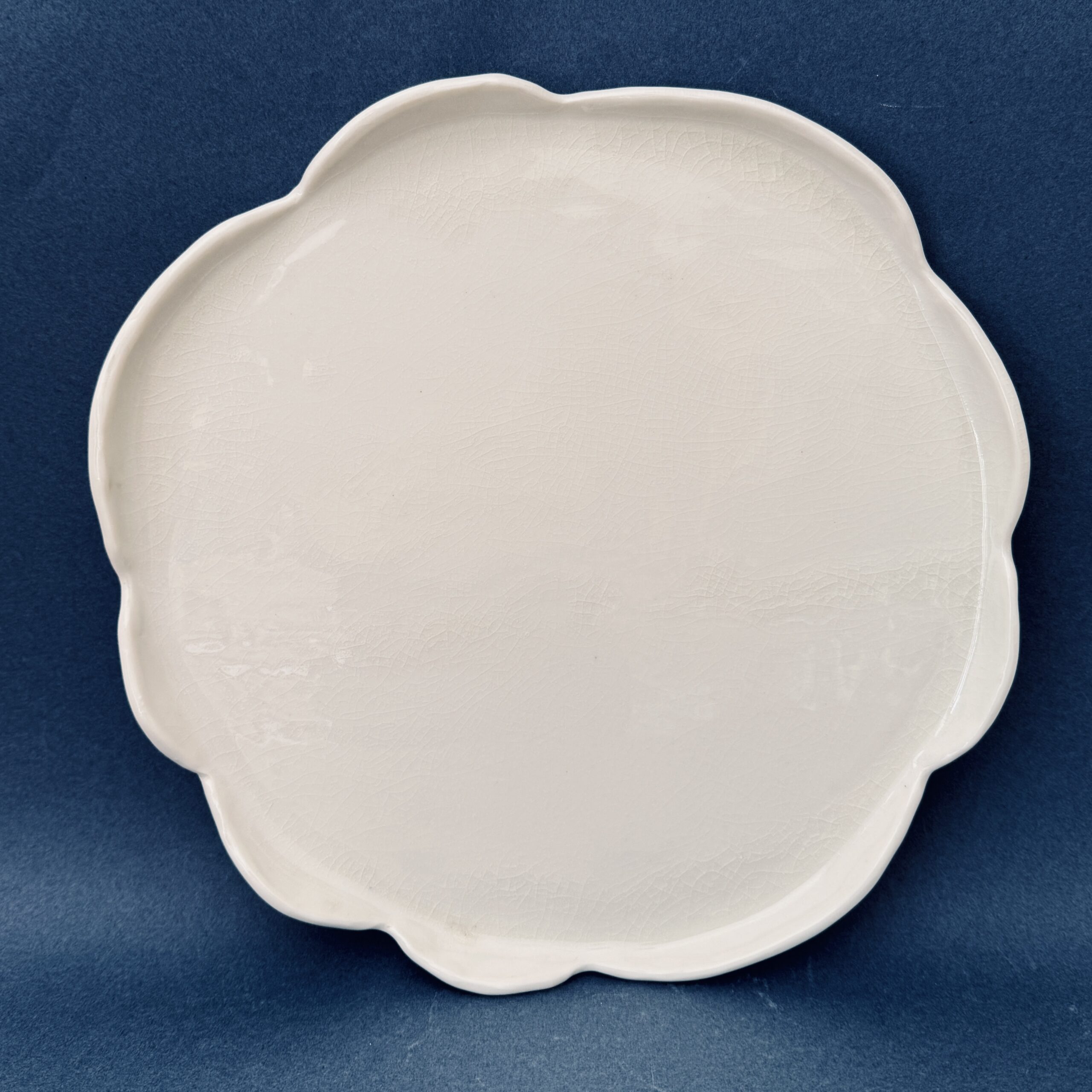 Plat à tarte en porcelaine forme nuage fait par la céramiste Martha Stahlkopf dans son atelier à Strasbourg.