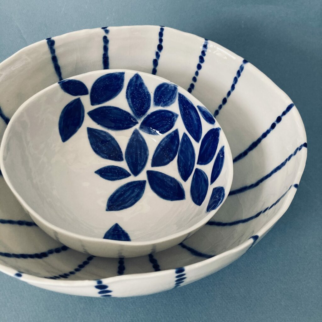 Saladiers blancs en céramique avec motifs rayures bleues et motifs végétaux de Martha Stahlkopf à Strasbourg