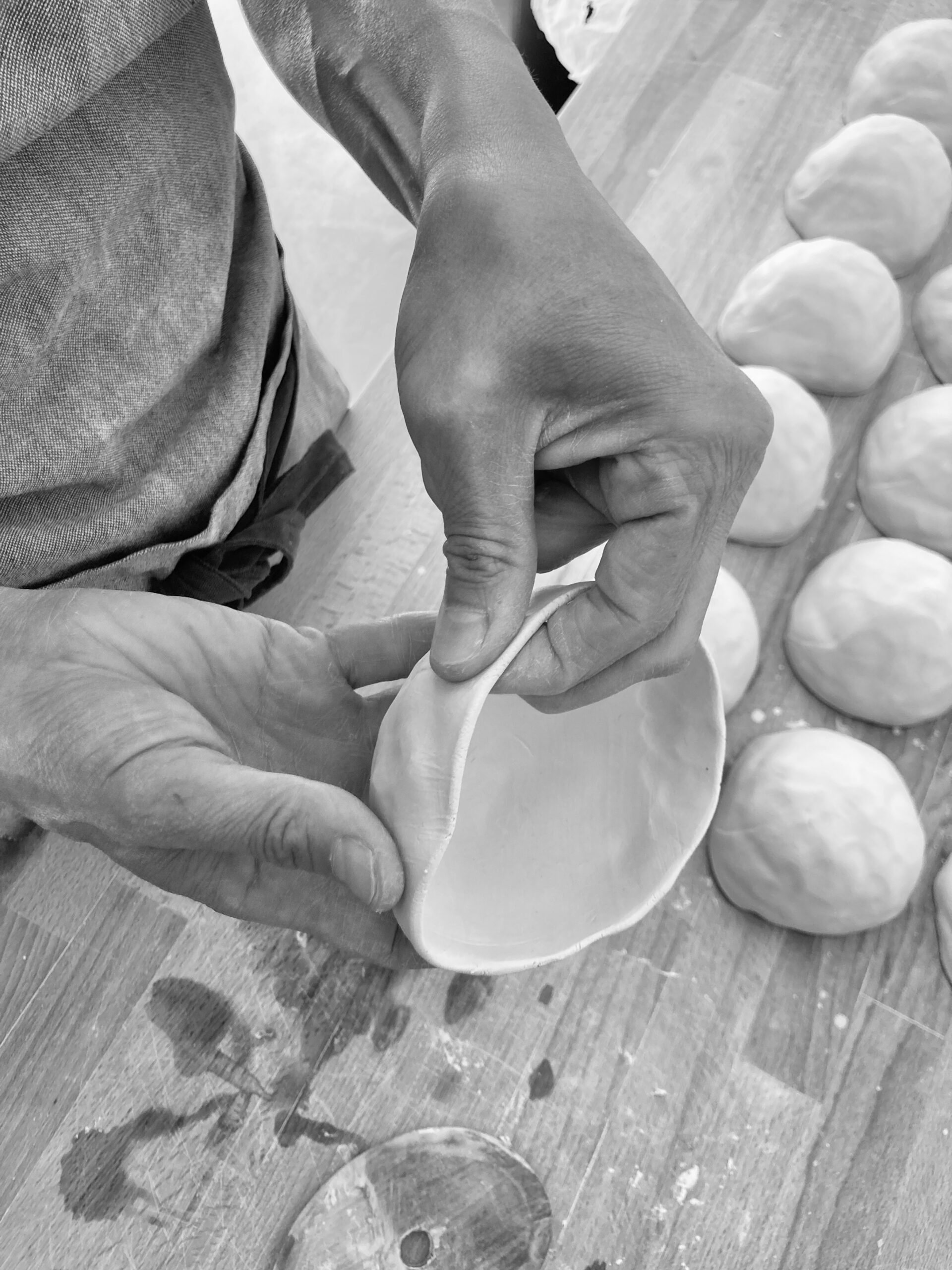 Martha Stahlkopf dans son atelier de céramique en train de réaliser ses bols pincés en porcelaine