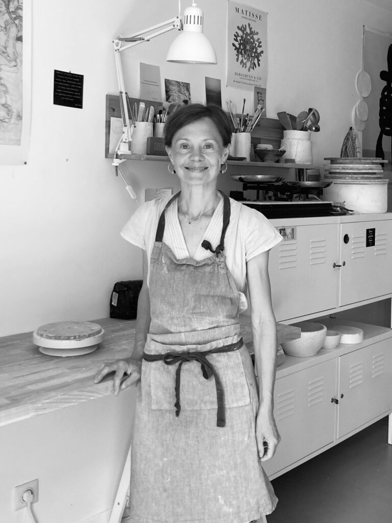 La céramiste Martha Stahlkopf dans son atelier à Strasbourg