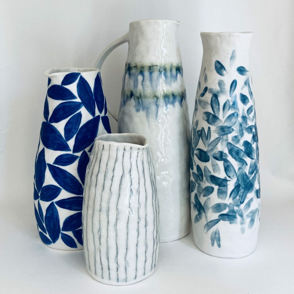 Pichets en céramique, en porcelaine, blanc et bleu de Martha Stahlkopf