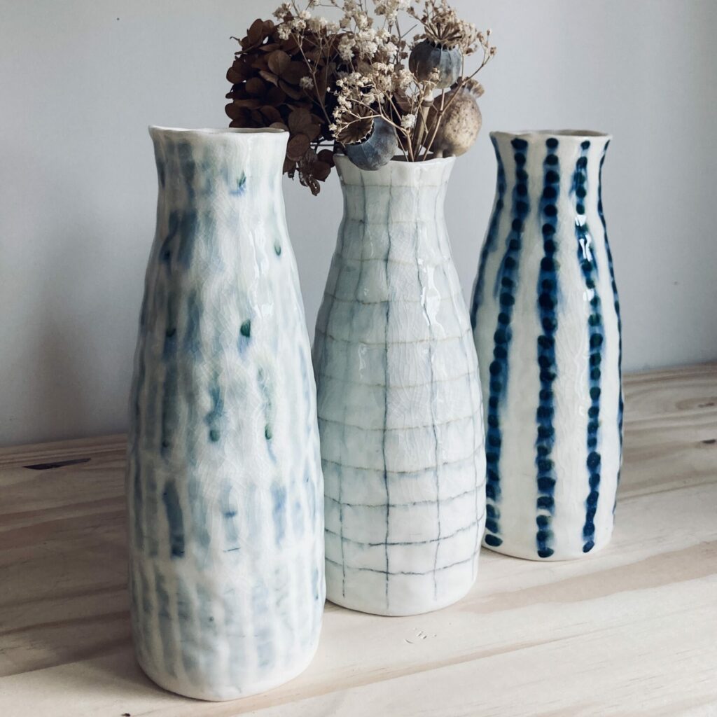 Pichets en céramique, blanc et bleu, motifs traits quadrillage et rayures, par Martha Stahlkopf