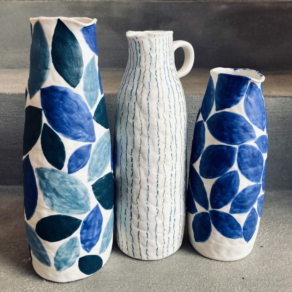 Pichets en céramique bleu et blanc avec motifs végétaux de Martha Stahlkopf à Strasbourg