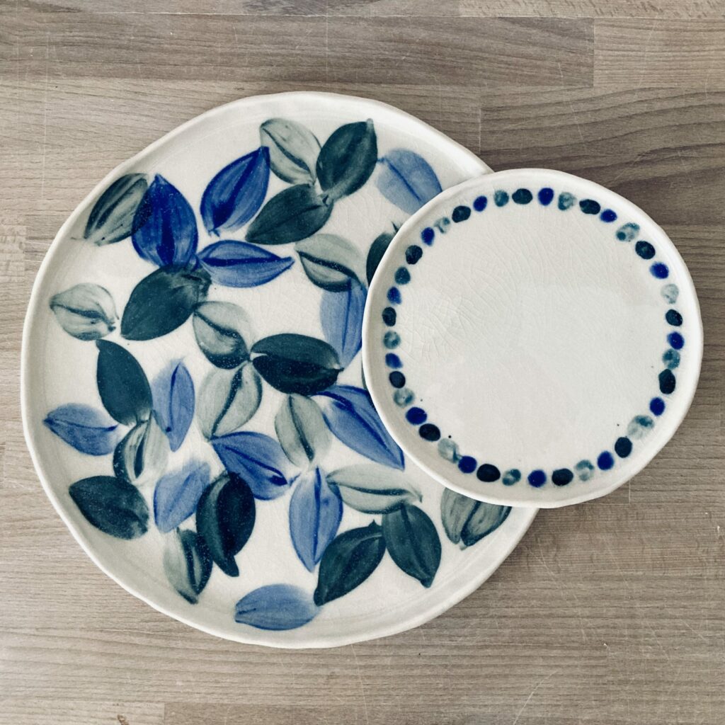 Plat en céramique et assiette, motifs végétaux bleu et vert par Martha Stahlkopf
