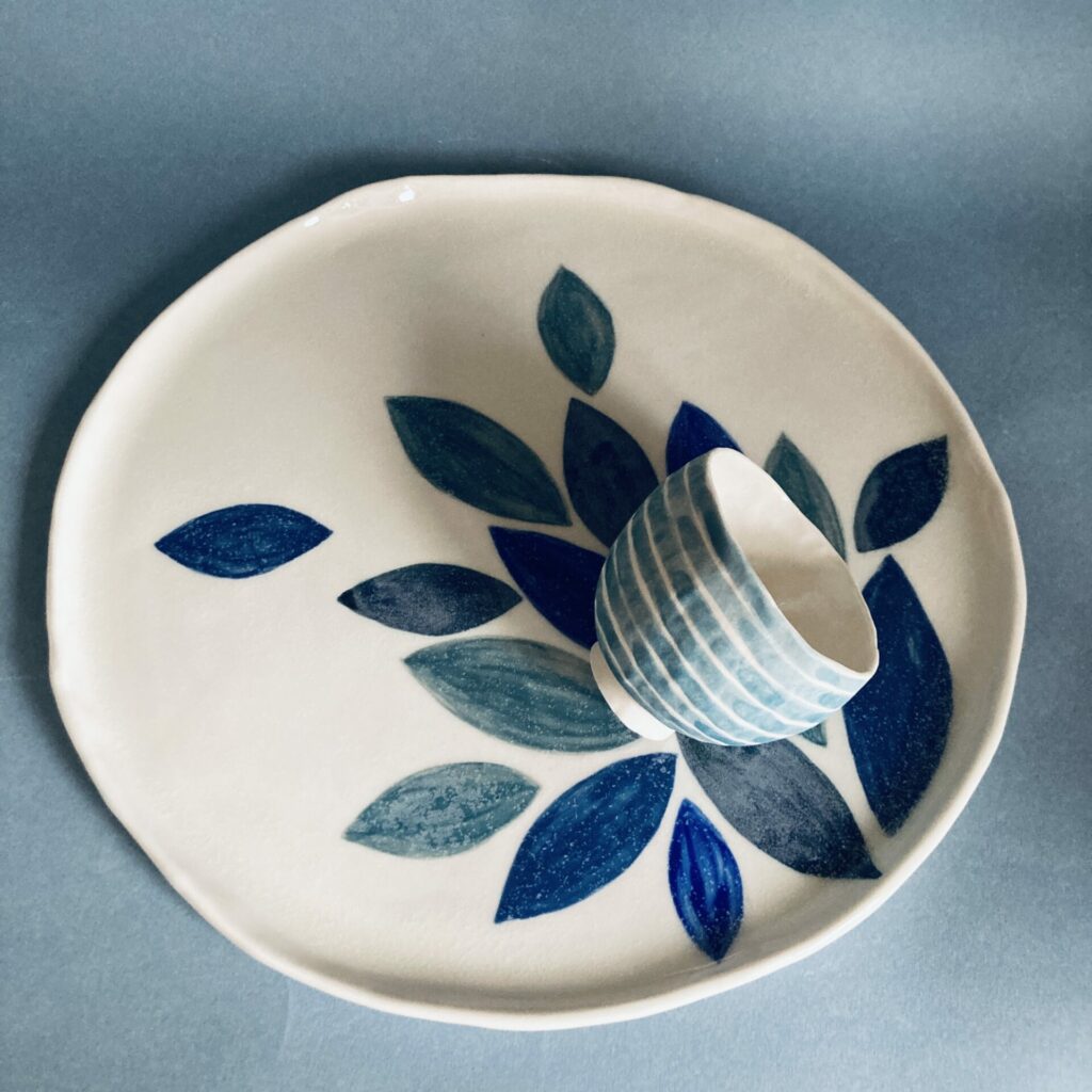 Assiette avec motif végétal bleus réalisée par Martha Stahlkopf à Strasbourg