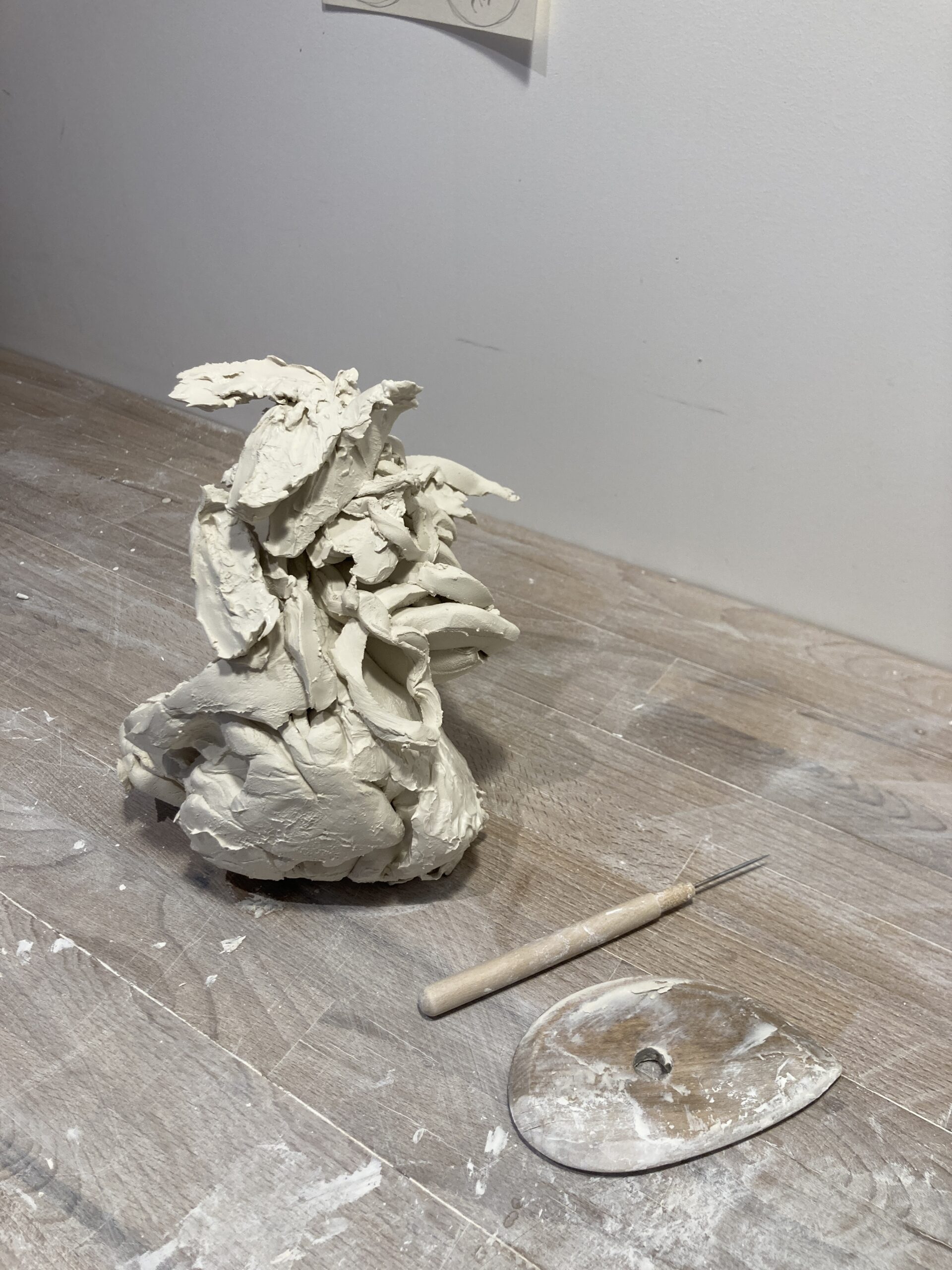 Tas de porcelaine dans l'atelier de céramique strasbourgeois de Martha Stahlkopf