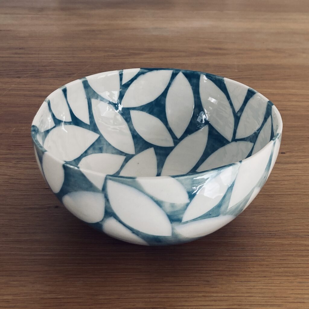Saladier en céramique blanc et bleu de Martha Stahlkopf, motifs végétaux en négatif
