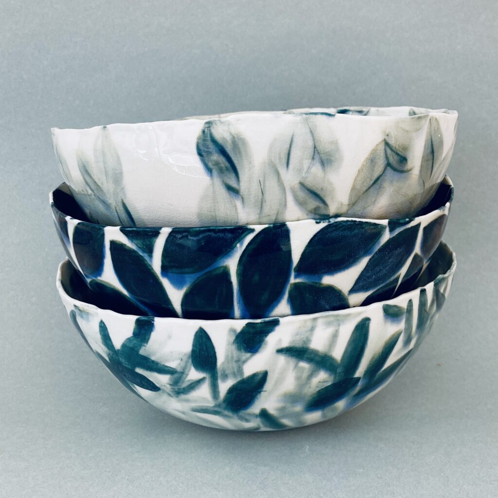 Saladiers en céramique de Martha Stahlkopf, motifs végétaux blanc et bleu