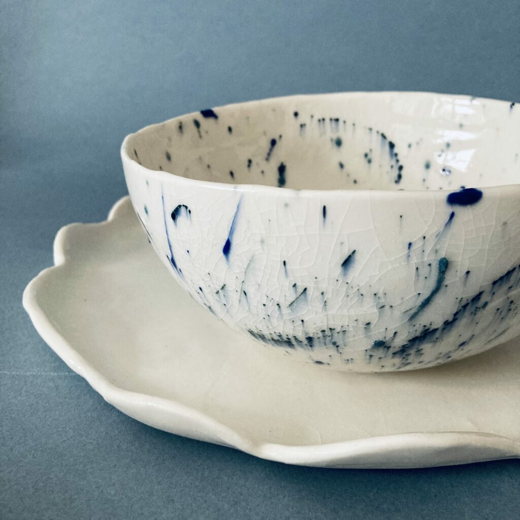 Saladier en céramique avec motifs taches blanc et bleu de Martha Stahlkopf