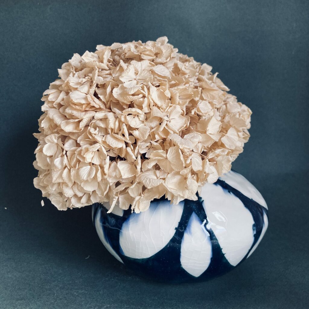 Vase en céramique bleu et blanc avec hortensia de Martha Stahlkopf, réalisé à Strasbourg