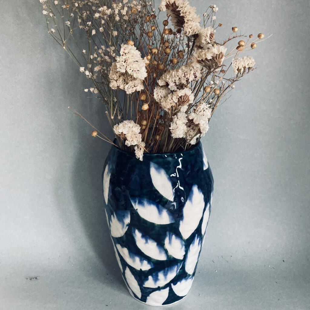 Vase bleu et blanc en porcelaine, céramique de Martha Stahlkopf, pièces disponibles à Strasbourg au Générateur