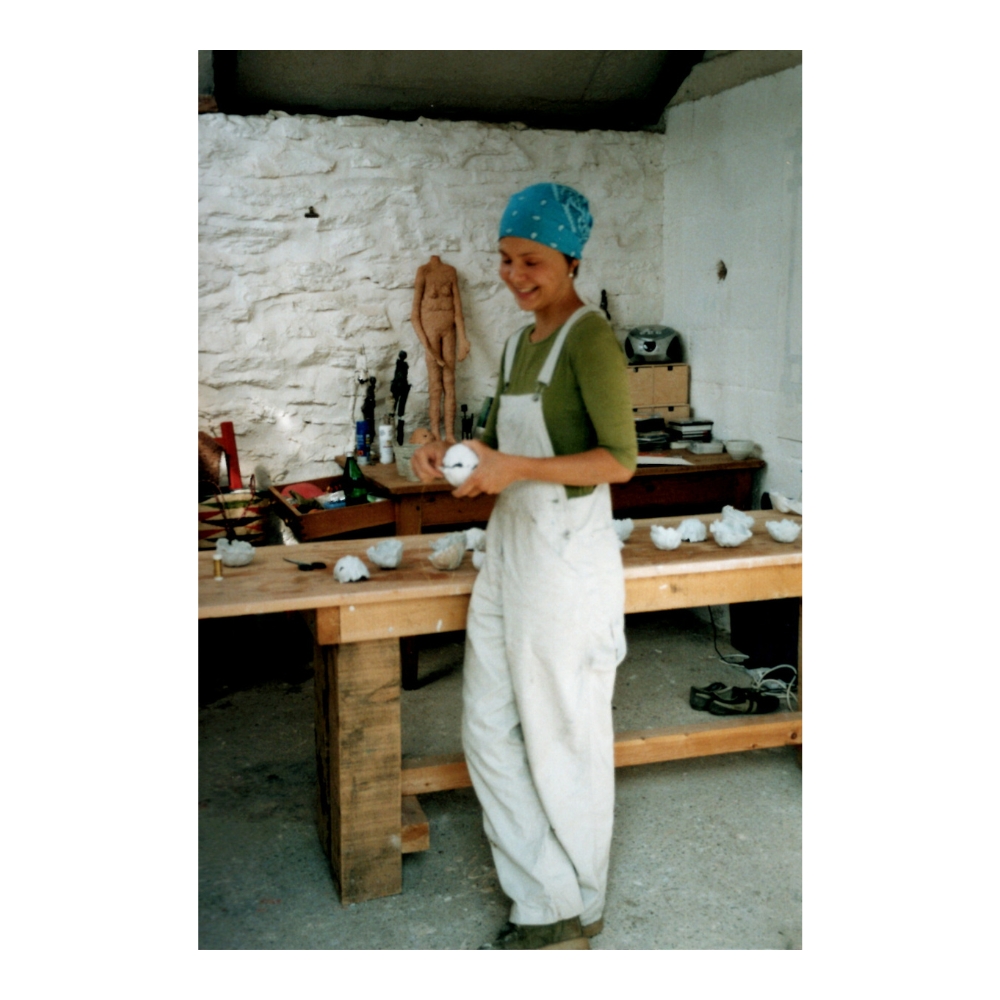 Martha Stahlkopf dans son premier atelier de céramique, en Angleterre