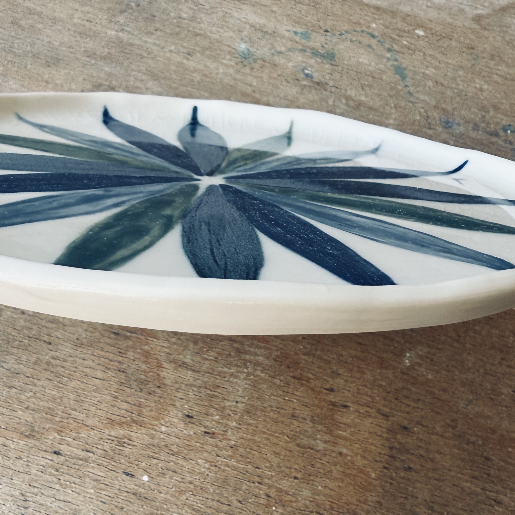 Assiette à dessert en porcelaine de Martha Stahlkopf motif rosace, vue de côté
