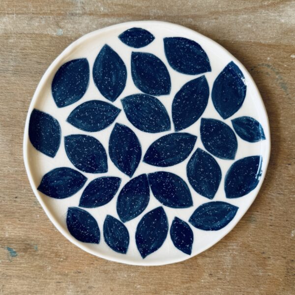 Assiette à dessert en porcelaine de la céramiste Martha Stahlkopf, motif feuilles bleues, réalisée à Strasbourg