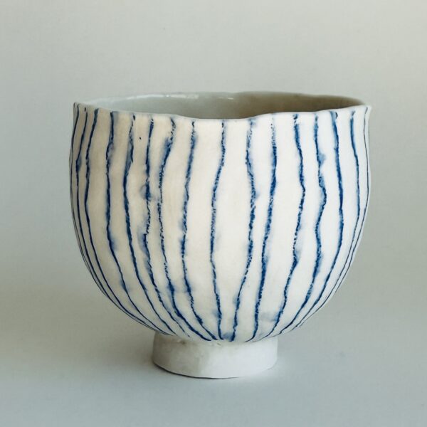 Bol en porcelaine blanc et bleu, motif rayures verticales, de Martha Stahlkopf réalisé à Strasbourg