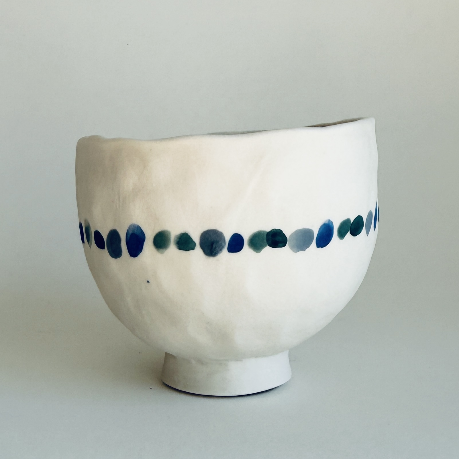 Petit bol en porcelaine réalisé à Strasbourg par Martha Stahlkopf, motif ligne de points