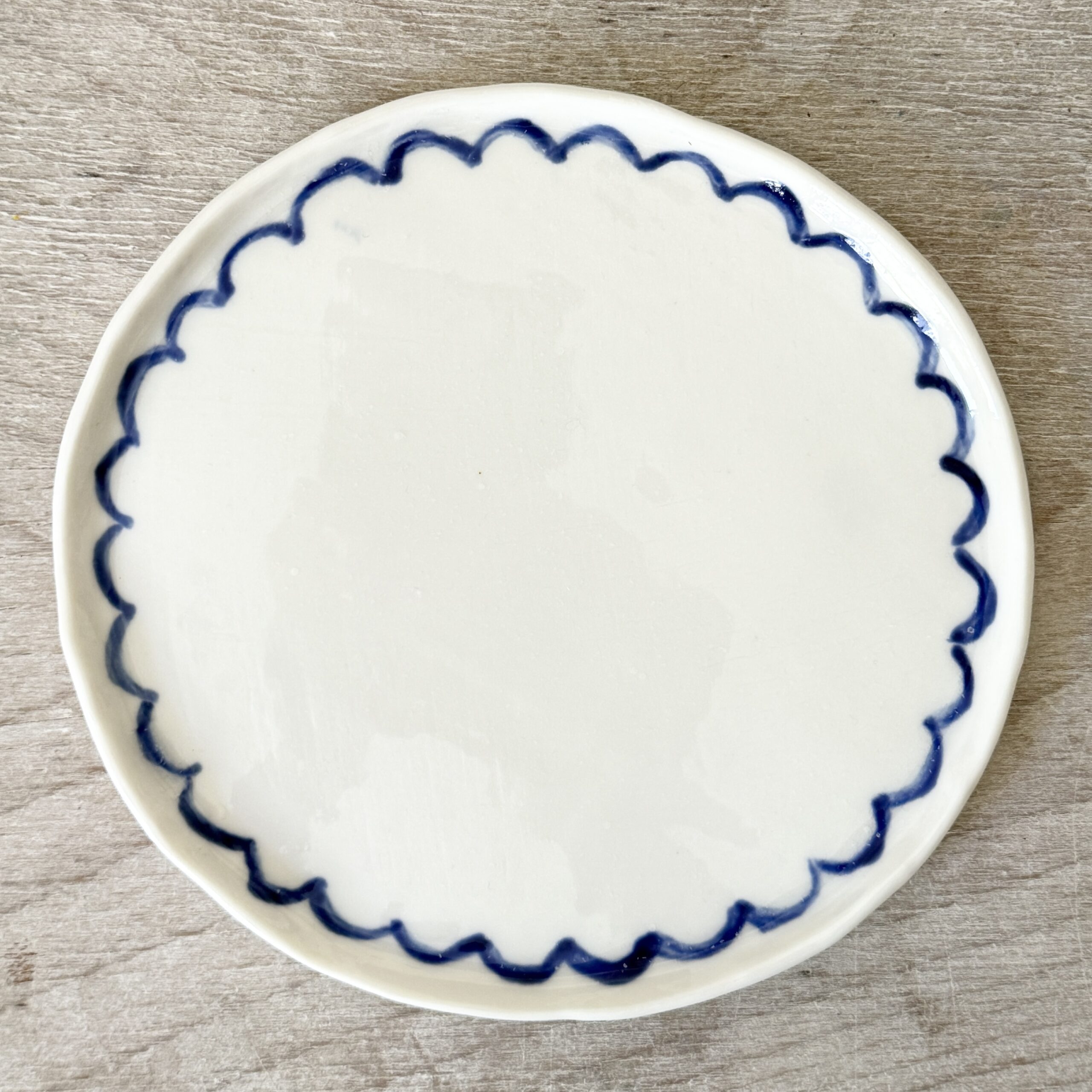 Assiette à dessert en porcelaine au motif bordure florale bleu fait par la céramiste Martha Stahlkopf à Strasbourg