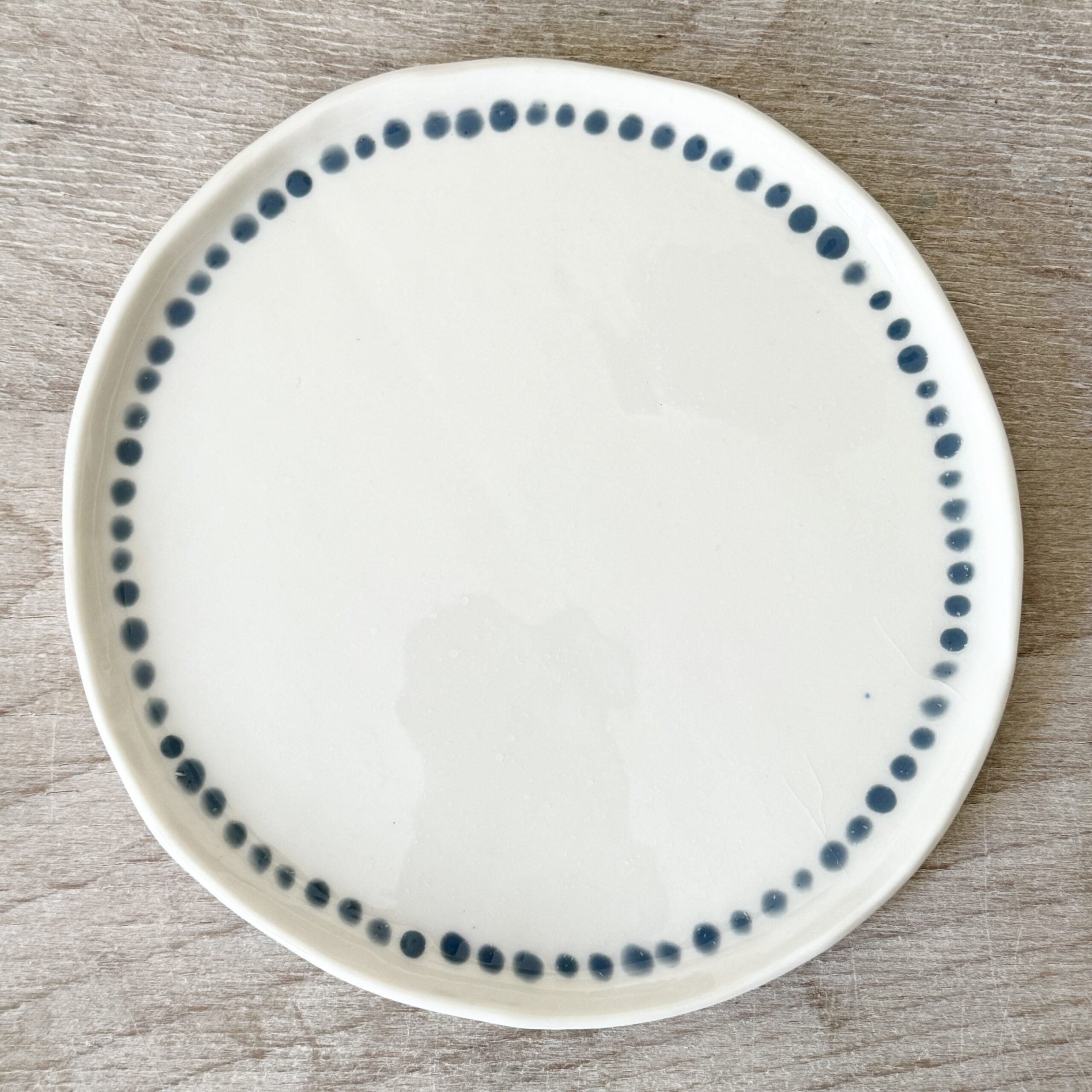 Assiette à dessert en porcelaine de la céramiste Martha Stahlkopf, motif bordure points bleu clair, réalisée à Strasbourg