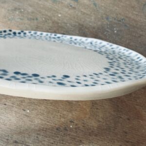 Assiette à dessert – Motif couronne de points en bleu clair