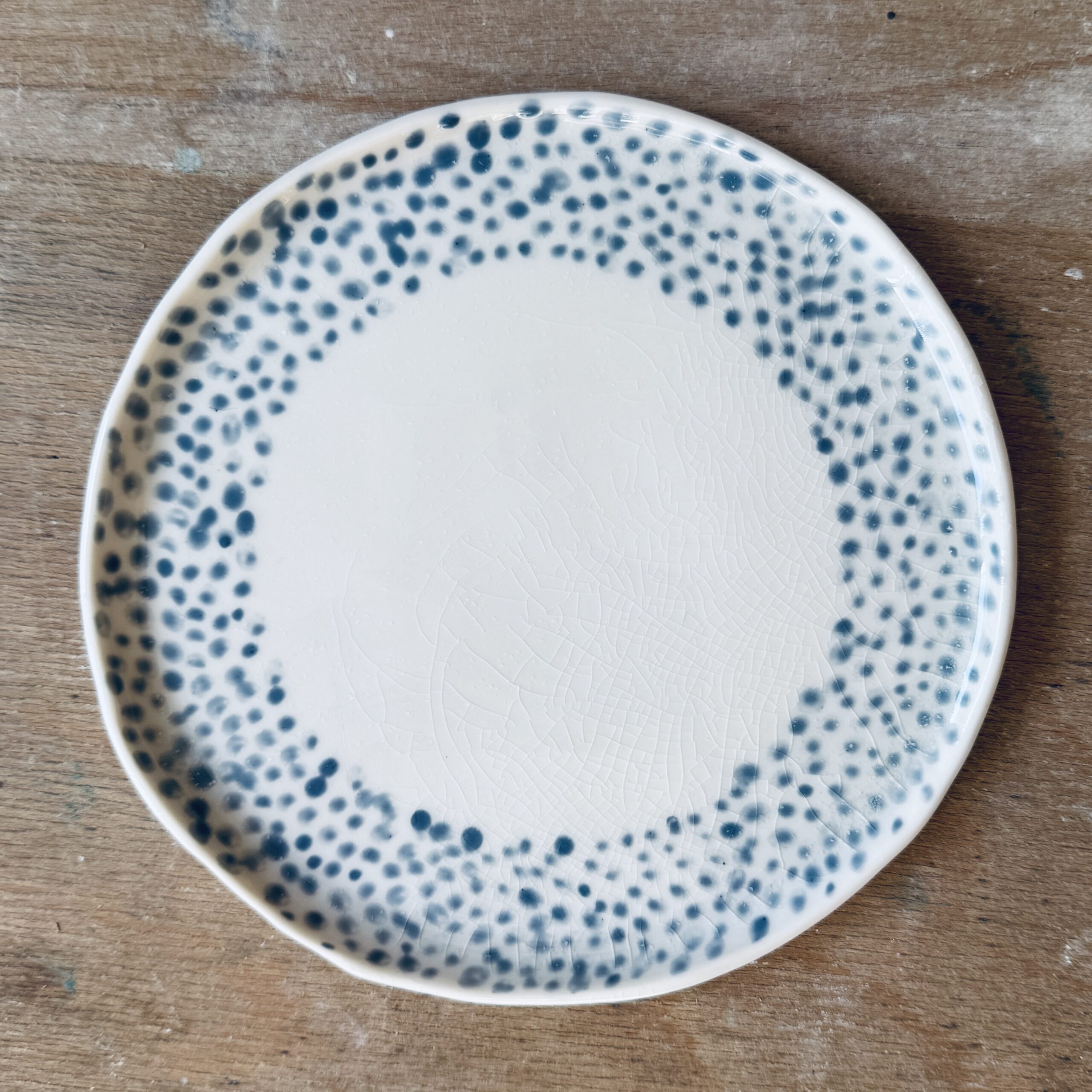 Assiette à dessert en porcelaine de la céramiste Martha Stahlkopf, motif couronne de points en bleu clair, réalisée à Strasbourg