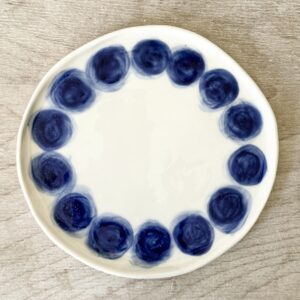 Assiette à dessert – Motif couronne de ronds bleus