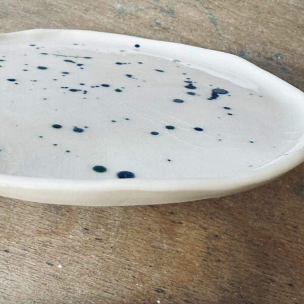 Assiette à dessert en porcelaine de la céramiste Martha Stahlkopf, motif éclaboussures en bleu et vert, vue de côté, réalisée à Strasbourg