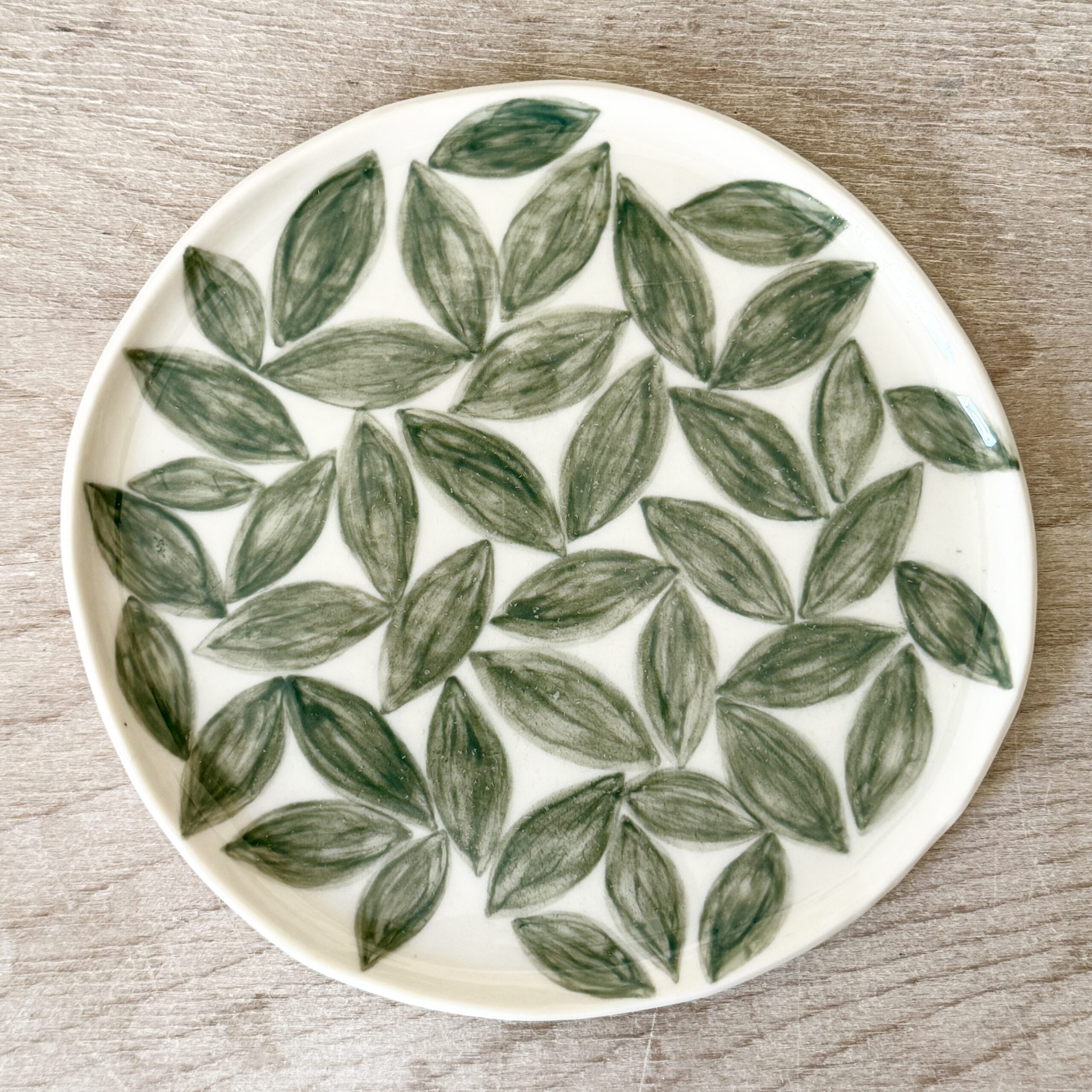 Assiette à dessert en porcelaine de la céramiste Martha Stahlkopf, motif feuilles vertes, réalisée à Strasbourg