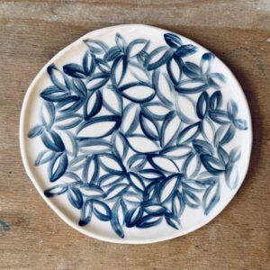Assiette à dessert – Motif contour de feuilles bleues
