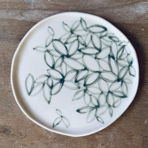 Assiette à dessert en porcelaine de la céramiste Martha Stahlkopf, motif contour de feuilles vertes, réalisée à Strasbourg