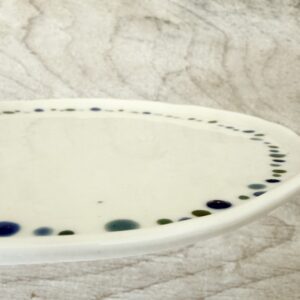 Assiette à dessert – Motif fine couronne de points bleu et vert