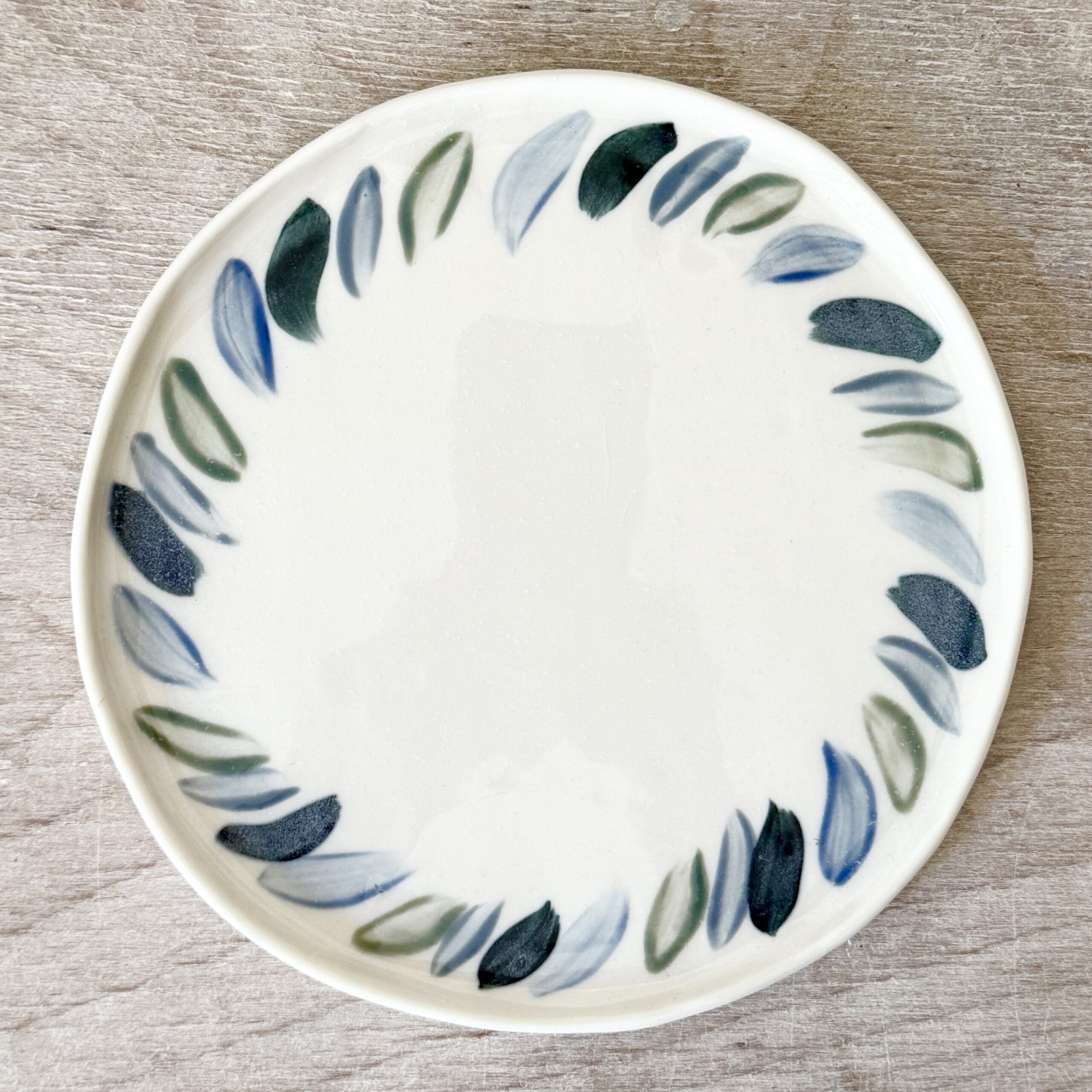 Assiette à dessert en porcelaine de la céramiste Martha Stahlkopf, motif marques au pinceaux bleu et vert, réalisée à Strasbourg