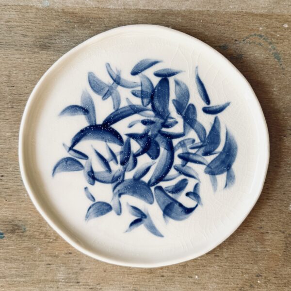 Assiette à dessert en porcelaine de la céramiste Martha Stahlkopf, motif feuilles bleues, réalisée à Strasbourg