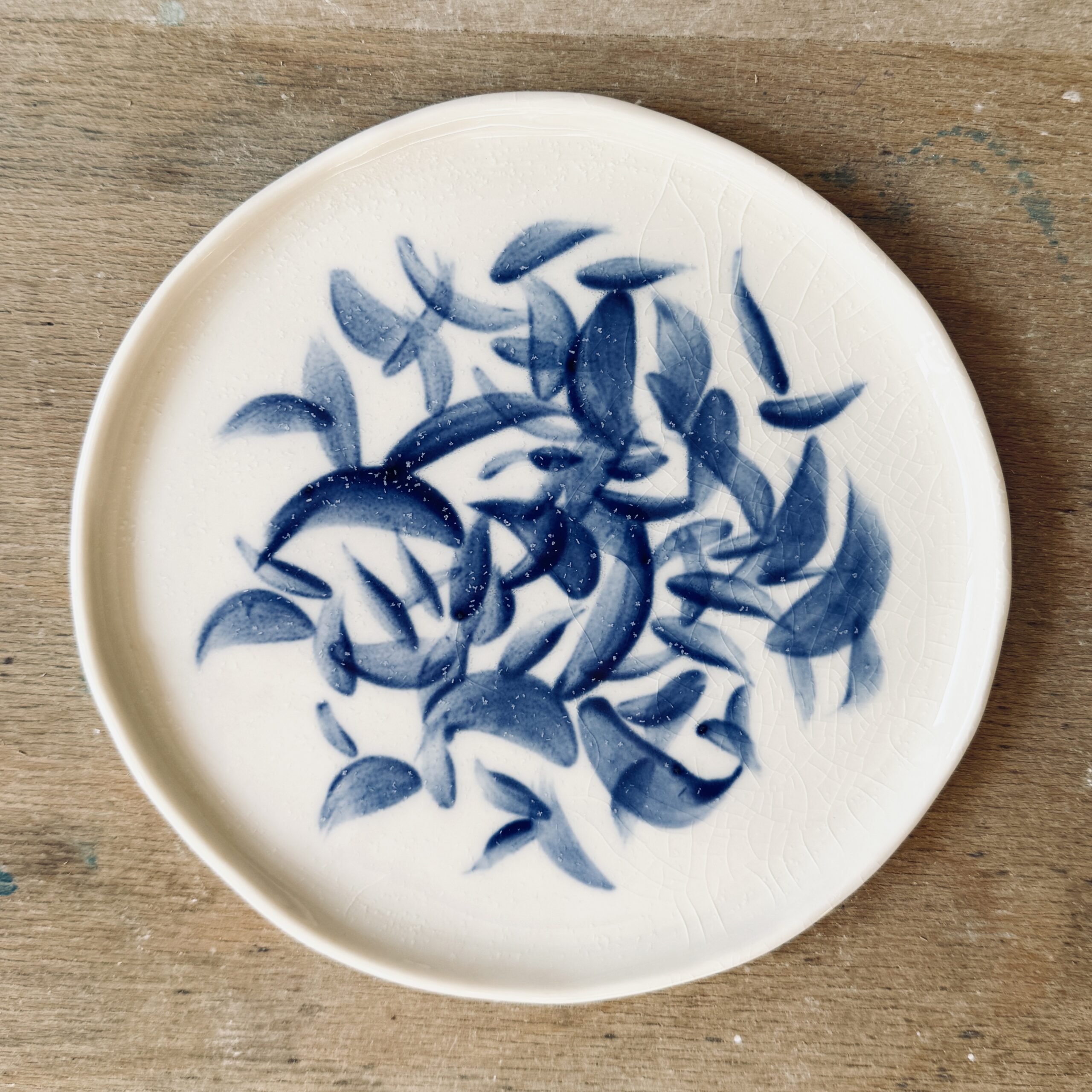 Assiette à dessert en porcelaine de la céramiste Martha Stahlkopf, motif feuilles bleues, réalisée à Strasbourg