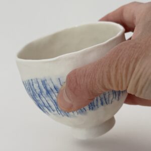 Petit bol en porcelaine – Motif bande traits bleus verticaux