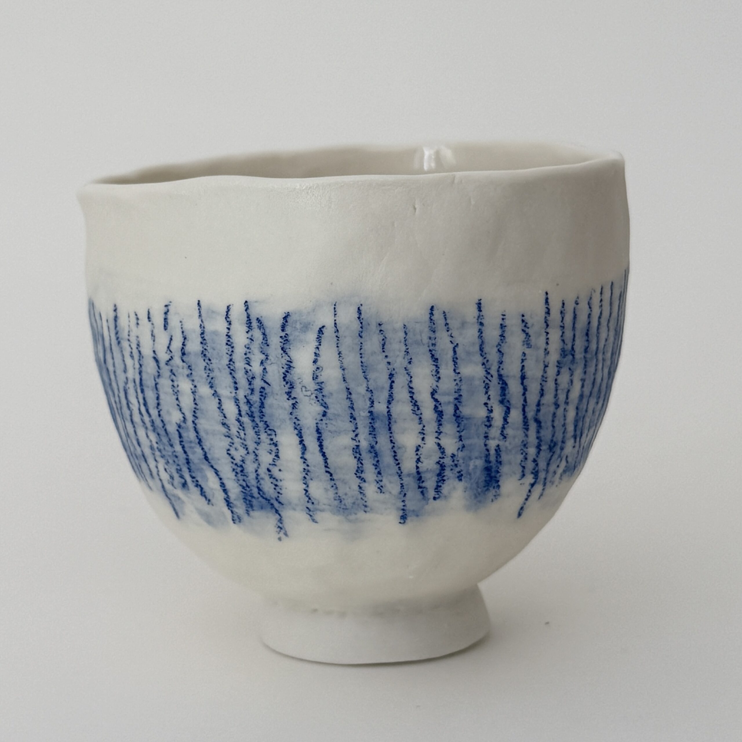 Petit bol en porcelaine motif bande de traits verticaux bleus de la céramiste Martha Stahlkopf à Strasbourg