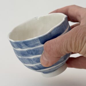 Petit bol en porcelaine – Motif bandes bleues horizontales