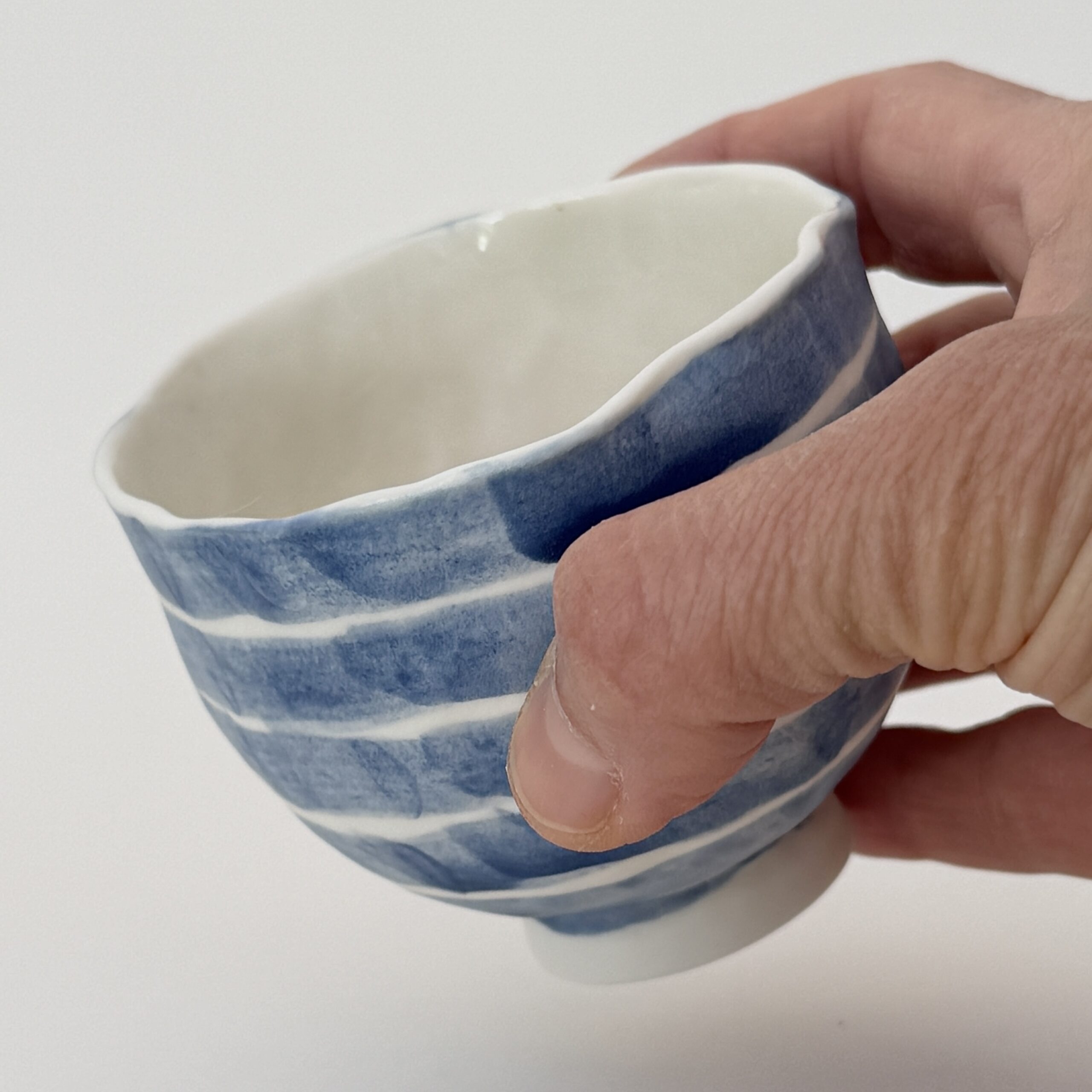 petit bol en porcelaine bande traits bleus verticaux main
