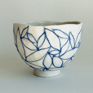 Petit bol en porcelaine – Motif contour de feuilles bleues