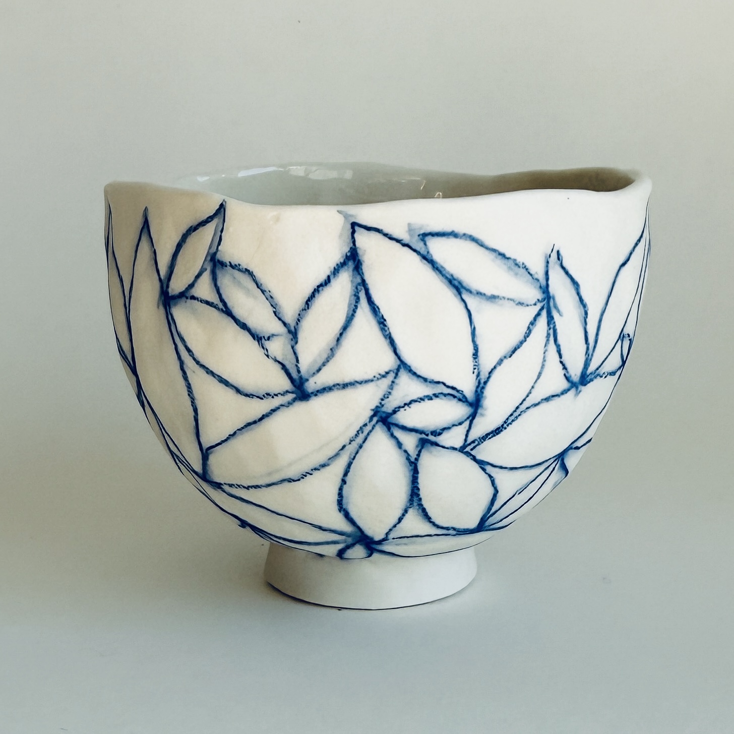 Petit bol en porcelaine motif contour de feuilles bleues, dessinées au crayon d'oxyde, de Martha Stahlkopf