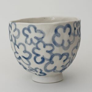Petit bol en porcelaine – Motif contour de fleurs bleues