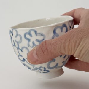 Petit bol en porcelaine – Motif contour de fleurs bleues