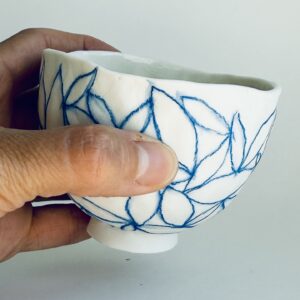 Petit bol en porcelaine – Motif contour de feuilles bleues