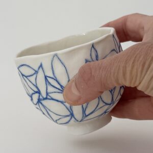 Petit bol en porcelaine – Motif contour de feuilles bleues