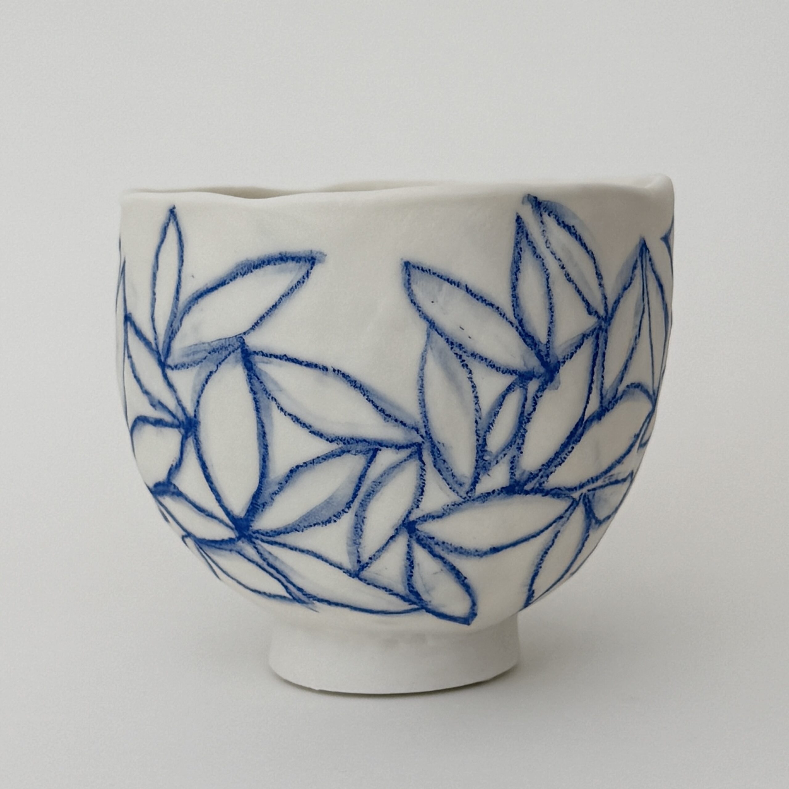 Petit bol en porcelaine motif feuilles bleues au crayon de la céramiste Martha Stahlkopf à Strasbourg