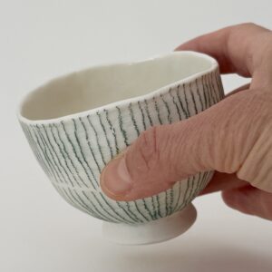 Petit bol en porcelaine – Motif lignes vertes au crayon